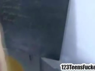 Невеликої синиця брюнетка підліток трахає a великий peter