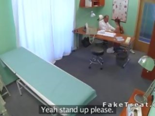 Mjekësore person fucks ruse i durueshëm