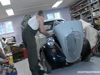 Beguiling підліток отримує трахкав по an старий чувак в garage
