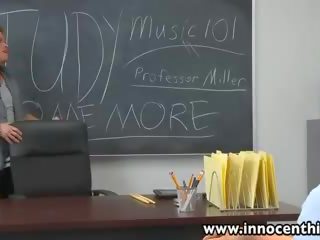 Innocenthigh sedusive 젊은 여자 rilynn 래 교실 받힌