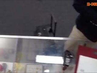 Чувак зроблений a угода з бізнес жінка для її для мати гроші
