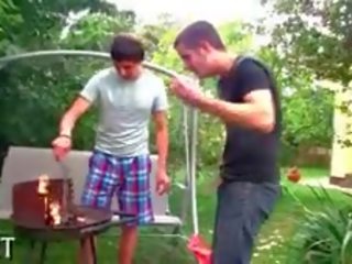 Зіпсована stripling отримує роздягнений
