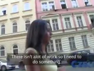Cseh fekete hajú méz szar kutyaszerű stílus által idegen