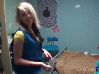 Fustan lart dhe porno lojra në kolegj orgji