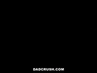 Dadcrush - 舊的 繼父 生情愫 和 亂搞 青少年