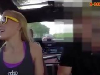 Inçe blondinka flashes her süýji emjekler and banged