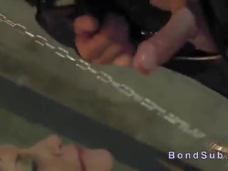 Busty strapped phụ sâu cổ họng và đập trong dungeon