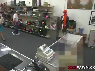 媽媽我喜歡操 sells 她的 丈夫 stuff 為 bail