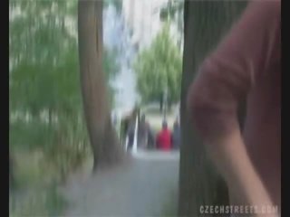 Ceco tesoro succhiare cazzo su il strada per soldi