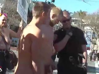 裸 sword nudists 在 公 裸体 protest