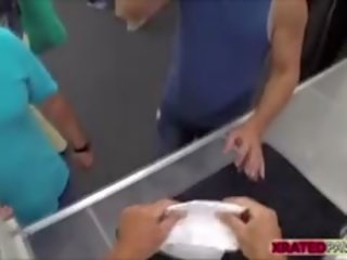 Seksuāli modinājusi un krūtainas blondīne nokļūt pawned iekšā