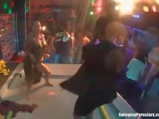 美眉 是 同 需求 中 他們的 淋浴 玩