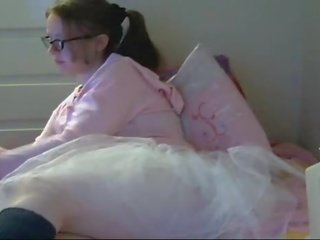 Pleasant lassie в frilly пола с голям бомби и magnificent l