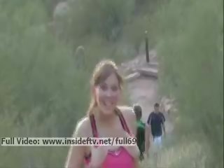 Sadie _ amateur seductress clignotant et traite son seins en publique
