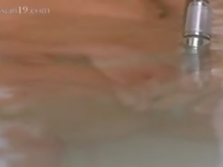 Kecil mungil penis di belahan dada muda wanita di itu groovy jacuzzi