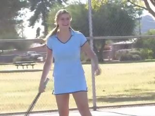 Tao nhã cậu bé tóc nâu femme fatale tiết lộ cô ấy lớn hooters tại tenis tòa án