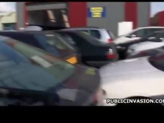 유혹하는 브루 넷의 사람 stunner