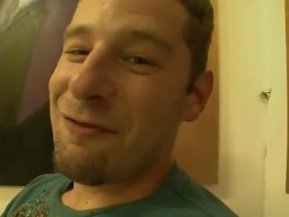 Bruneta ulice dívka v černý boty dostane přibil podle velký peter na lůžko