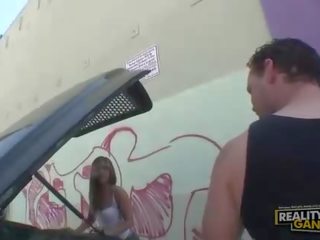 Randy cô gái tóc vàng nghiệp dư với số hai chàng trai lên váy và đang làm blowjob