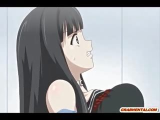 Gjoksmadhe hentai bashkëarsimim merr shoved dildo dhe dorë deri derdhje jashtë