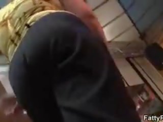 Big götlüje jatty strips and gives head in the bar