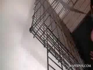Caged 乌木 锄 磨 屄 上 一 beguiling 尿布