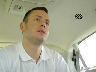 Clean-cut maser jebe njegov voznik v njegov kombi na prostem
