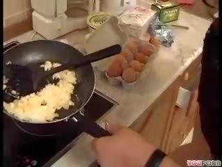 褐髮女郎 divinity 得到 一 cooking 教訓 1/5