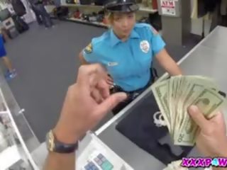 Młody kobieta policja próbuje do pawn jej pistolet