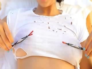 Грудаста гламур torturing її соски
