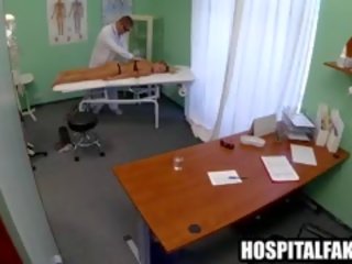 Blondinė juostos žemyn į jos apatiniai ir gauna massaged