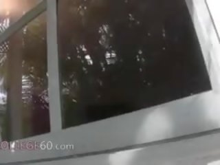 세 젊은 소녀 닌가 와 강도