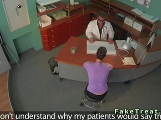 Femme fatale nga insurance kompani shembur në falso spital