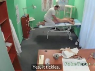 Mjekësore practitioner masazhet e tij infermiere