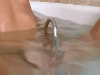 Nhỏ nga con gái trong các lưu loát bồn tắm