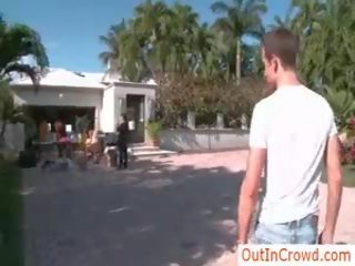 Превъзходен гей чукане и поглъщайки в публичен outincrowd