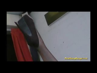 Prsatá dospívající v skutečný gangbang orgie