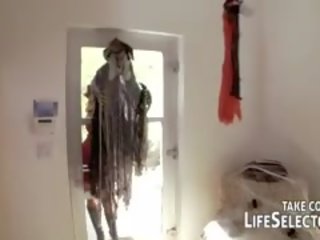 Your incredibly outstanding new goňşy surprises you on hellowin