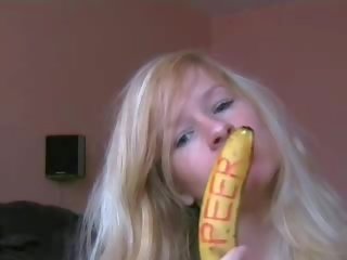 Blondinka başlangyç toying with banan