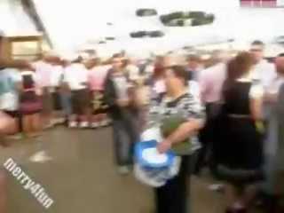 Oktoberfest jemagat öňünde agzyňa almak