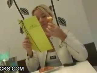 Splendid strumpet 卡門 公雞 popping 出 那些 可愛的 胸部 為 everyones 樂趣