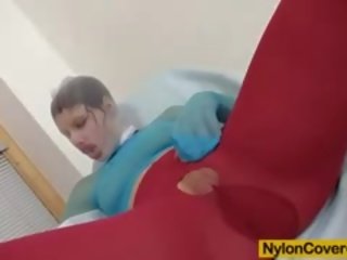 Mazzy мастурбира покрит напълно в найлонови чорапи