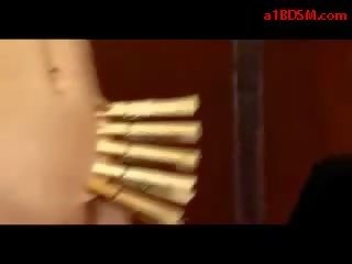 Lassie sisse pikk sokk seotud arms tortured koos videod tussu stimuleeritud koos vibraator poolt surgeon sisse a koobas