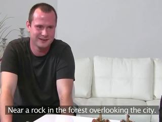 Žena činidlo dostane připojenými opčními výstřel na ji noha od