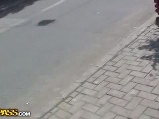 一 男人 可以 t 走 由 一 年輕 女 在 一 好色之徒 紅 連衣裙