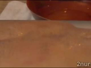 호리 호리한 금발의 아기 제공 an 심한 누르 마사지