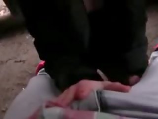 Brune fucks përmes e zezë geta përjashta
