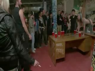 Đĩ với coloured lông lạm dụng trong qua horde của khó chịu đàn ông và phụ nữ nhận fucked lược