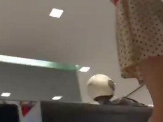 Rusinje dvignjeno krilo video v javno kraj