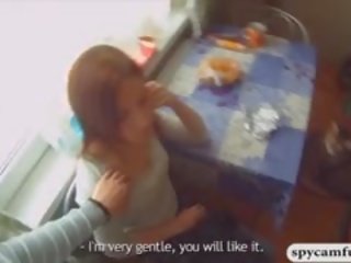 Bellimbusto filmato scopata un desirable pollastrella utilizzando suo spiare camma occhiali